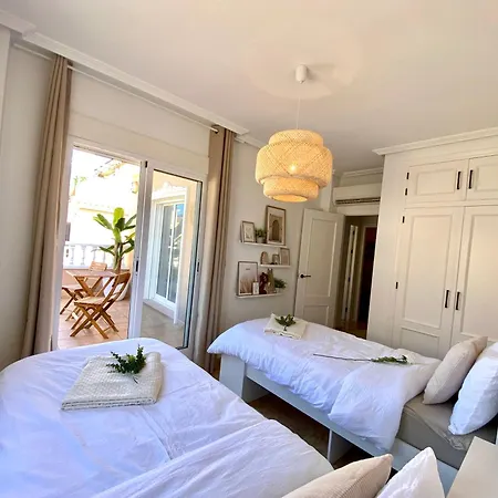 Casa Romina, Semi-detached With Shared Pool Near La Zenia Holiday home